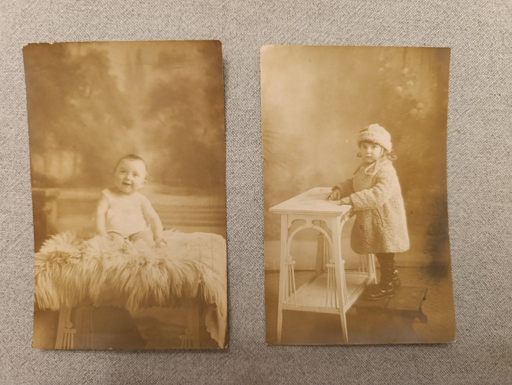 Lot de 2 cartes postales anciennes sépia, bébés