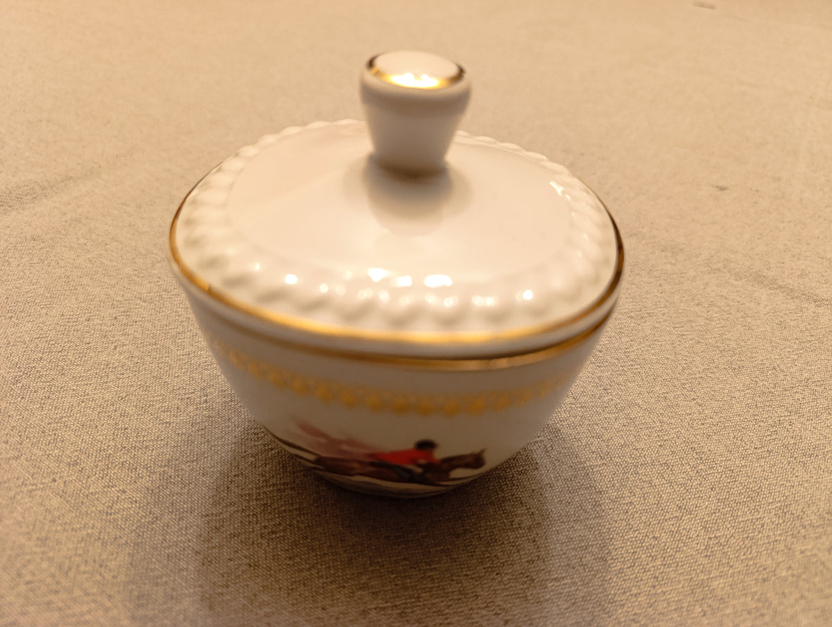 Sucrier ancien couvert à décor équestre et doré