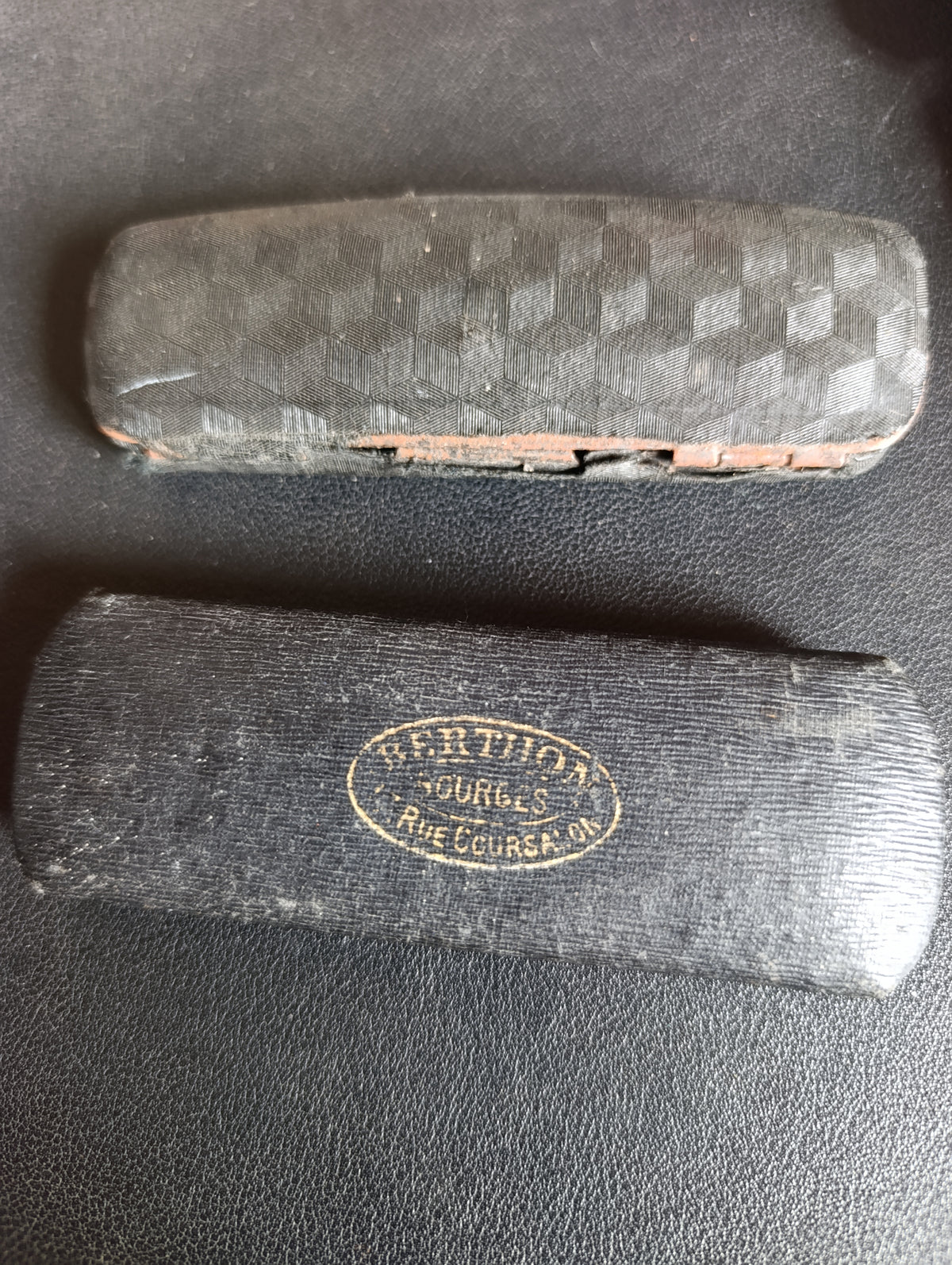 Lot de 2 pince-nez anciens avec étuis, dont un Lux France