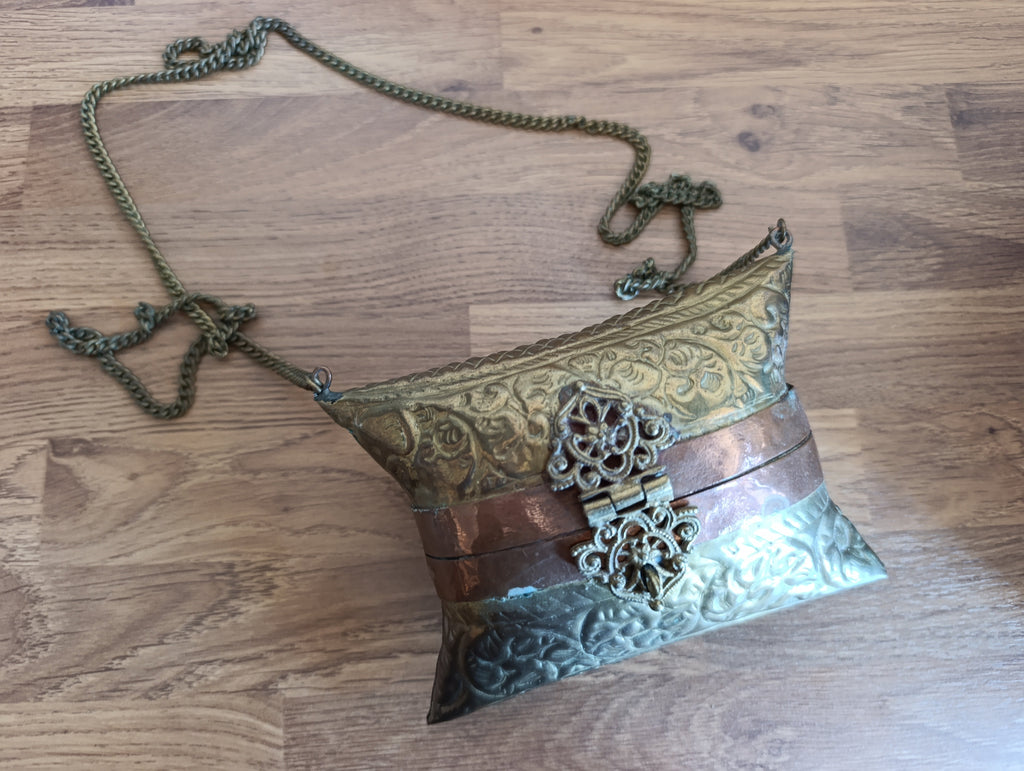 Minaudière orientale vintage en métal repoussé laiton et cuivre, vue de face
