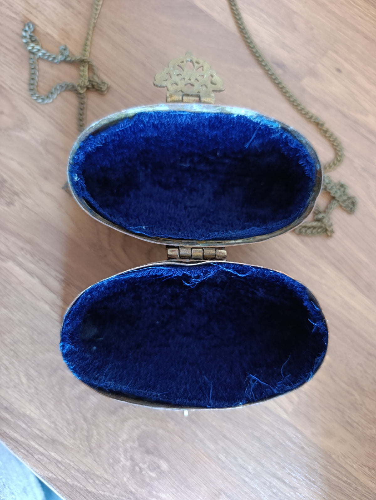 Intérieur velours bleu roi de la minaudière orientale