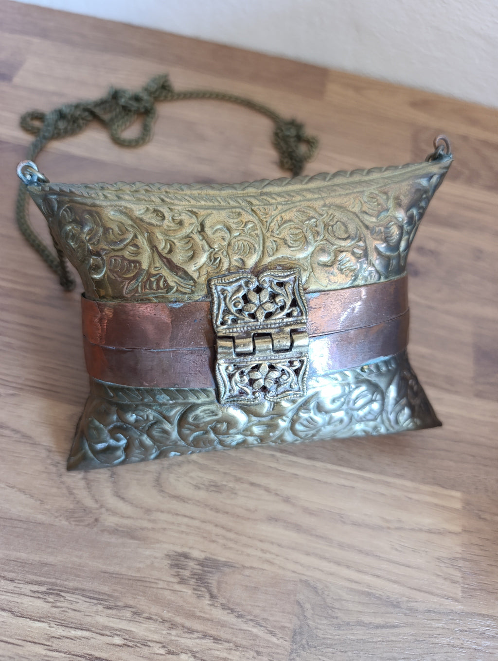 Minaudière orientale vintage, vue de face avec fermoir filigrane