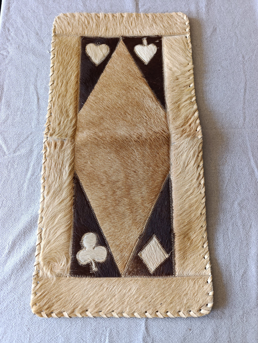 Tapis Chemin de Table en Peau À Poil – Décor Enseignes Cartes à Jouer