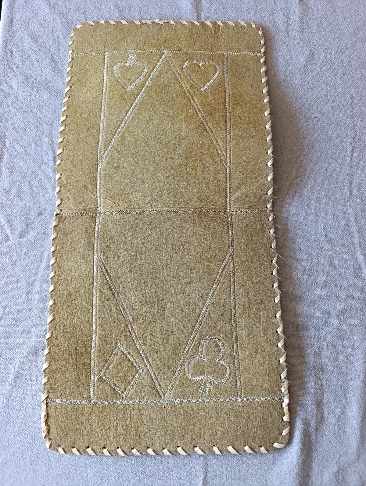 Tapis peau à poil – vue verso en suède beige avec motifs cousus