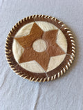 Dessous-de-Plat Rond en Peau À Poil – Motif Étoile Artisanal