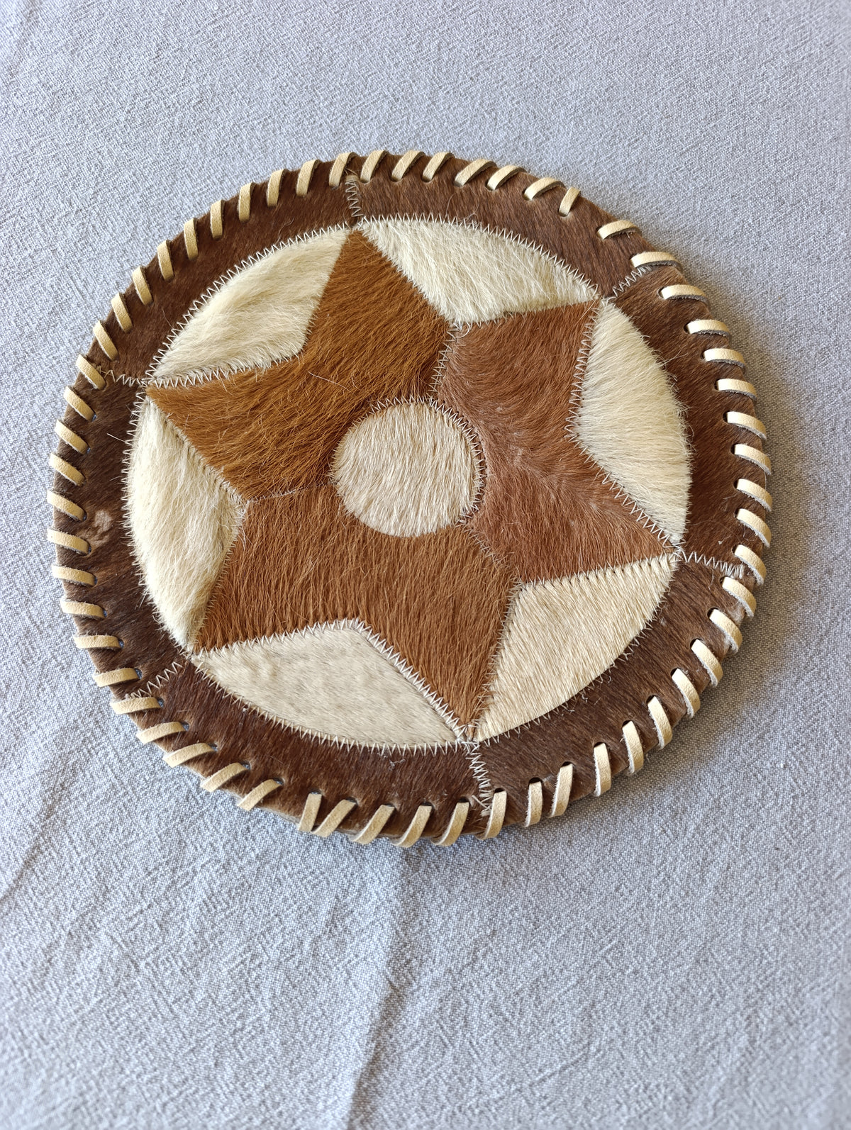 Dessous-de-Plat Rond en Peau À Poil – Motif Étoile Artisanal