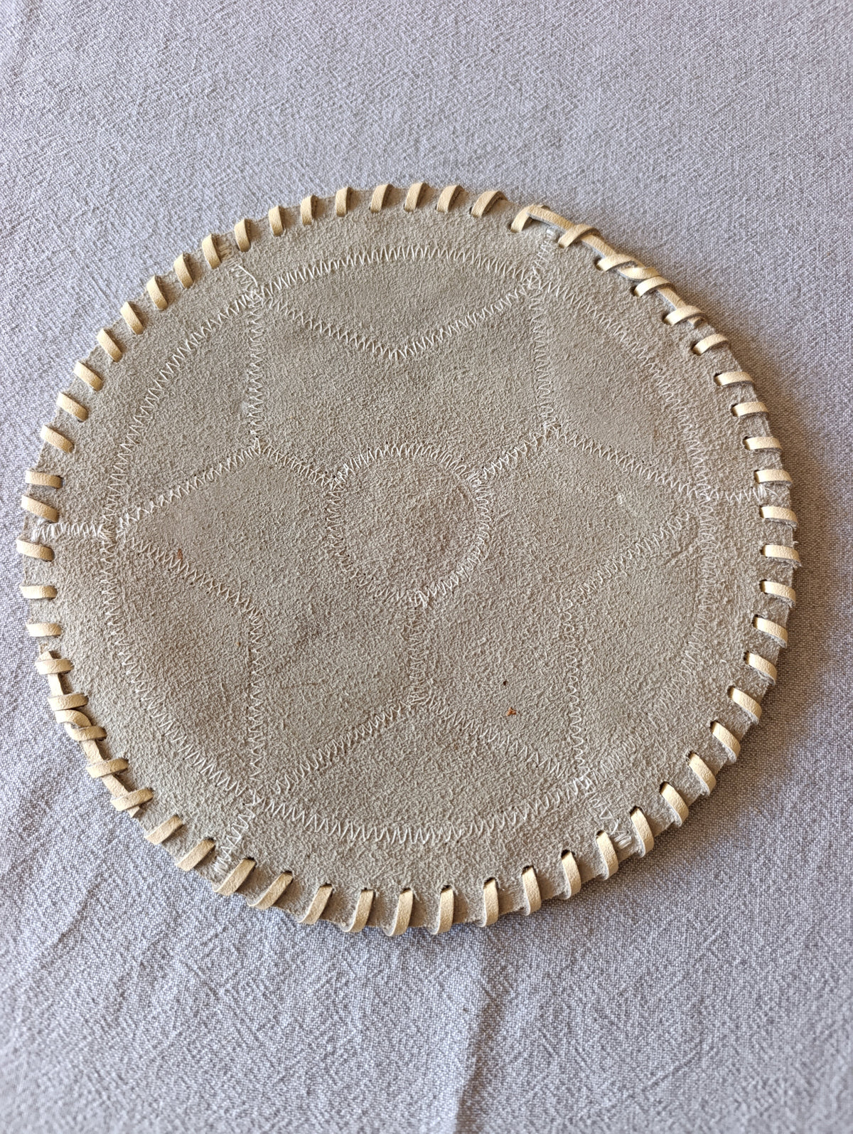 Dessous-de-plat rond – verso en suède beige avec coutures