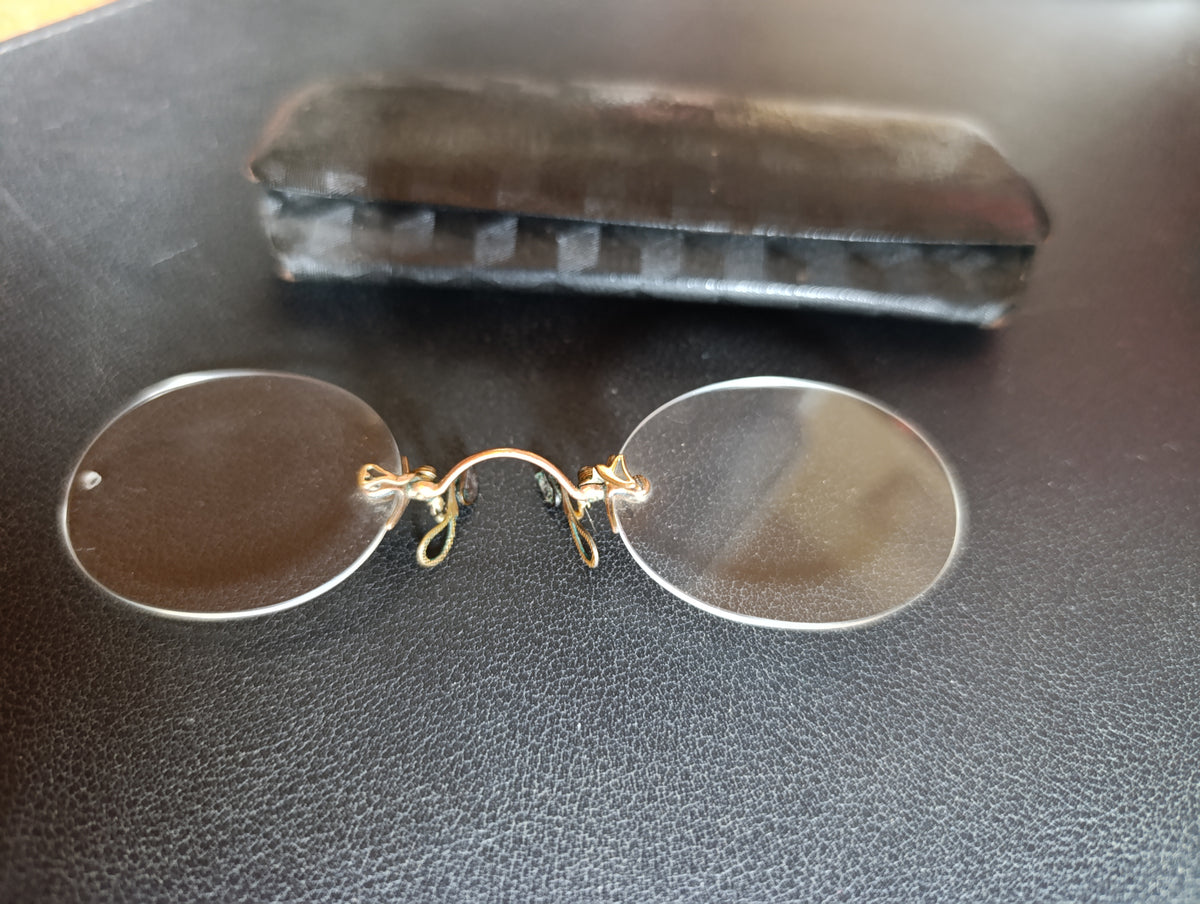 Lot de 2 pince-nez anciens avec étuis, dont un Lux France