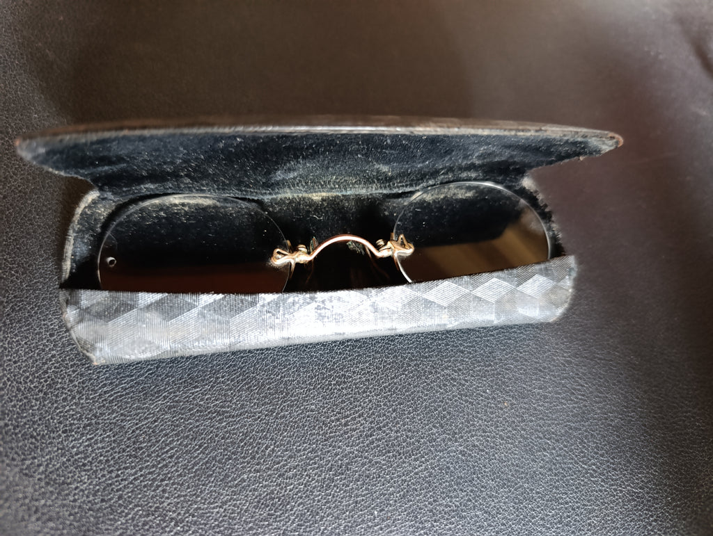 Lot de 2 pince-nez anciens avec étuis, dont un Lux France