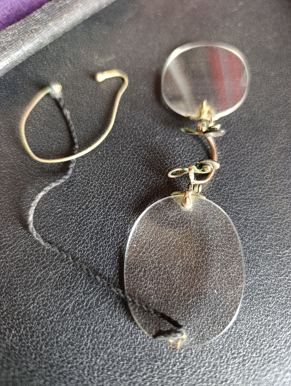 Lot de 2 pince-nez anciens avec étuis, dont un Lux France