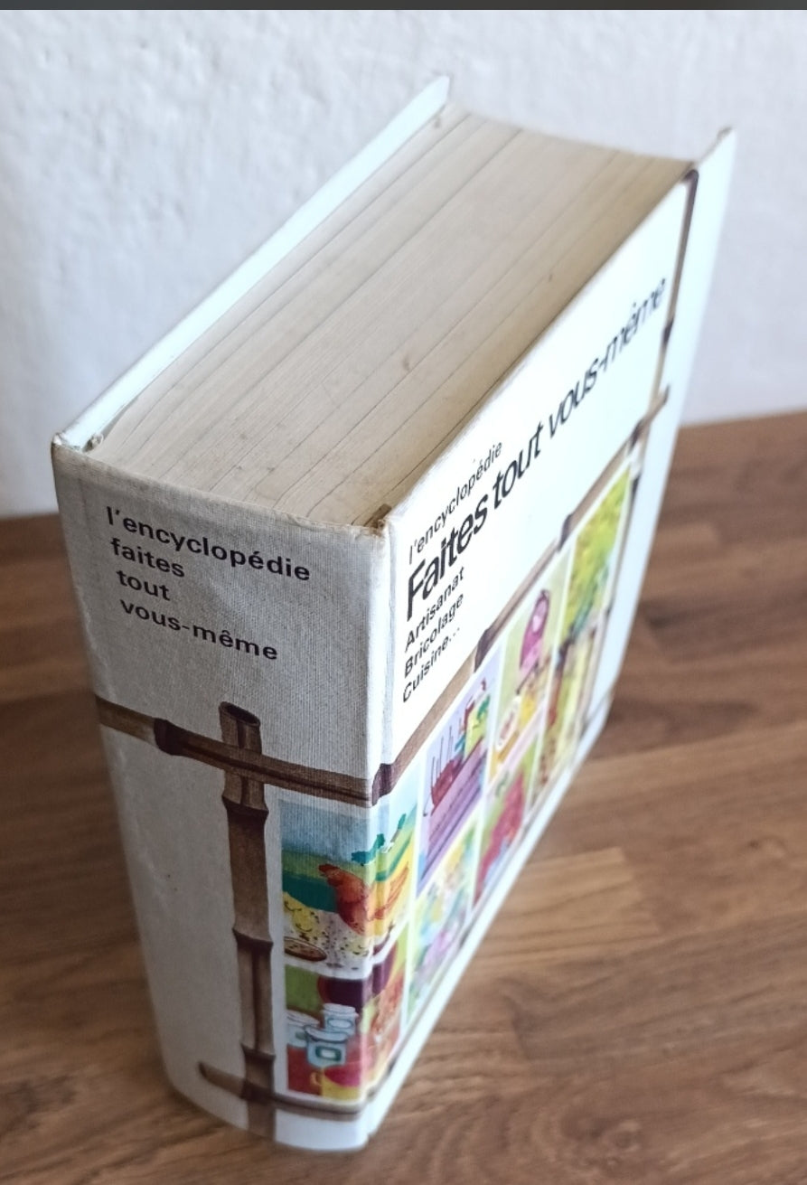Tranche et dos de l’encyclopédie