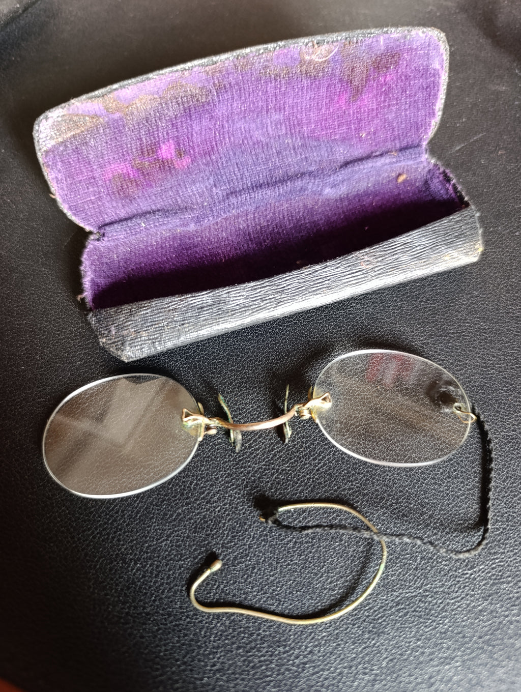 Lot de 2 pince-nez anciens avec étuis, dont un Lux France